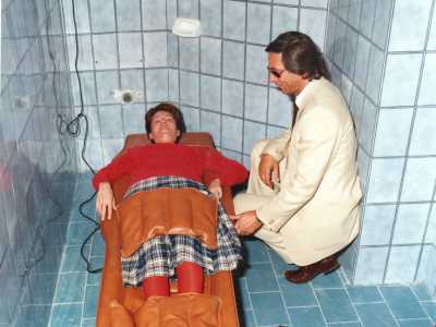 ...e un lettino elettrico per massaggi shiatsu...